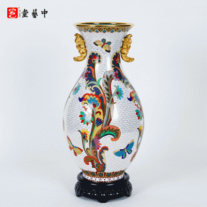 霍铁辉大师匠心之作：《蝶舞双耳瓶》景泰蓝，方寸之间的蝶舞翩跹与生机盎然​