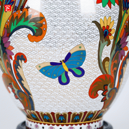 霍铁辉大师匠心之作：《蝶舞双耳瓶》景泰蓝，方寸之间的蝶舞翩跹与生机盎然​