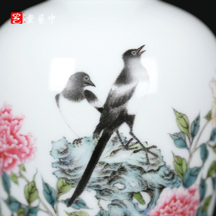 珐琅彩喜鹊牡丹淑女瓶 | 王辉大师以瓷塑形，旗袍为灵感，淑女婷婷 | 器型创新，彩绘典雅